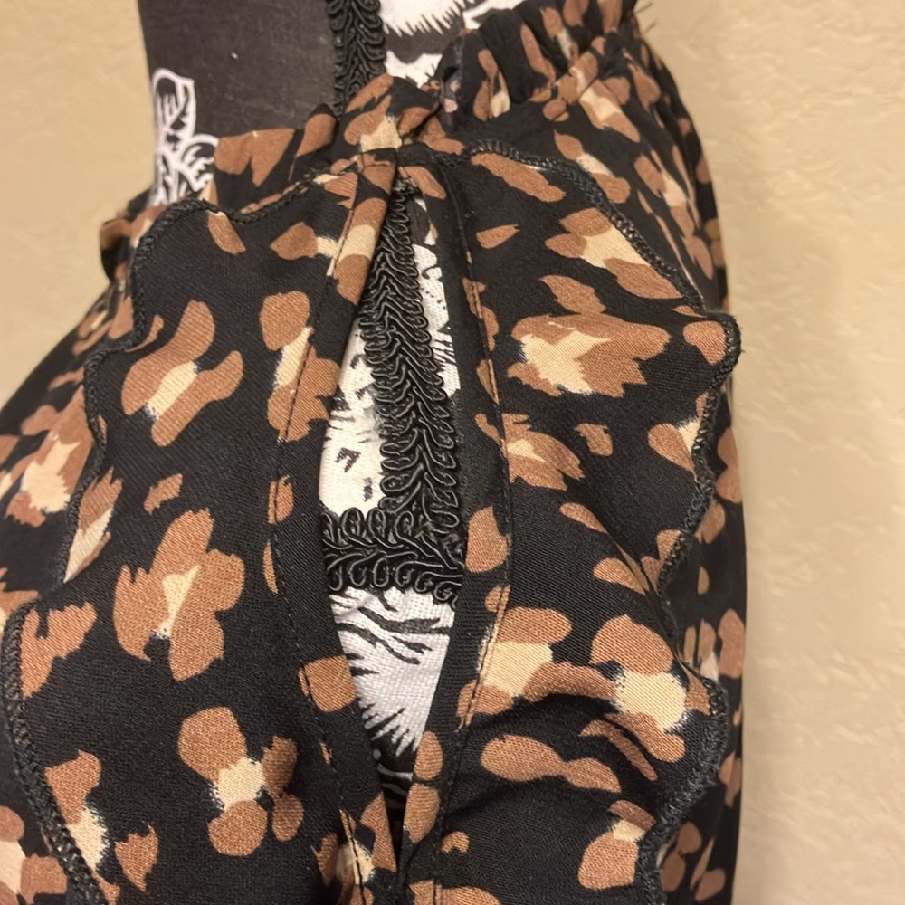M THML BLACK TAN CREAM LEOPARD PRINT COLD SHOULDER LONG SLEEVED LIKE NEW BLOUSE - Picture 3 of 10